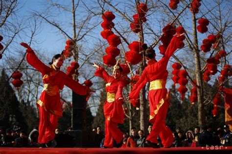 ľudia v tradičných maskách zvierat
