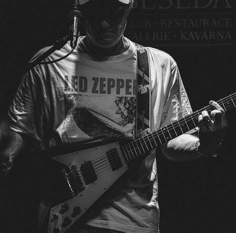 ilustrácia spolupráce hudobníkov v nahrávacom štúdiu s vianočnou tematikou