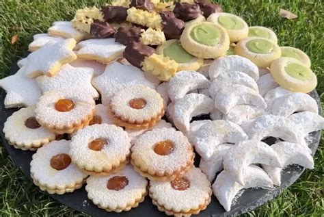 Tematické foto: Tanier plný rôznych druhov drobného vianočného pečiva