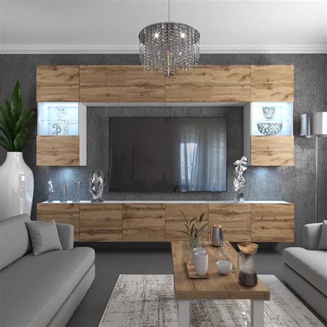 Záber na vianočne vyzdobenú obývačku s televízorom