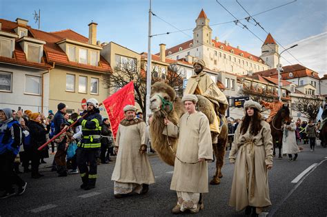 Pestrofarebný sprievod draka v uliciach ázijského mesta počas Nového roka