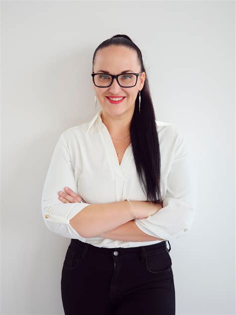 ilustrácia šťastných ľudí prijímajúcich ručne vyrábané darčeky