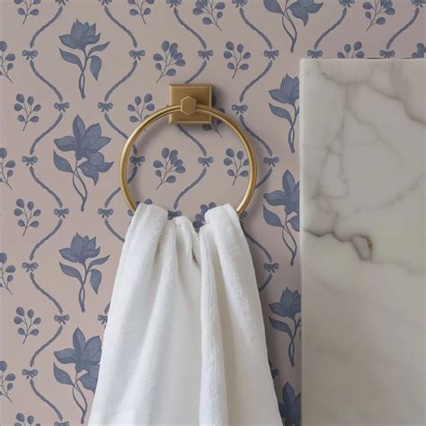 Koláž svadobných dekorácií v modrých, ružových a bielych odtieňoch