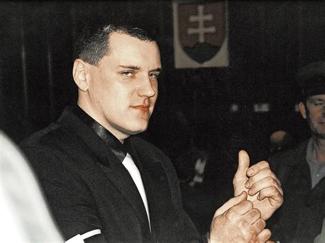 Fotografia Mikuláša Černáka z krstín v bielom smokingu s doplnkami