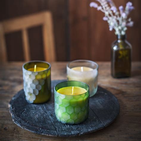 Porovnanie sójovej sviečky v skle a sviečky z včelieho vosku.