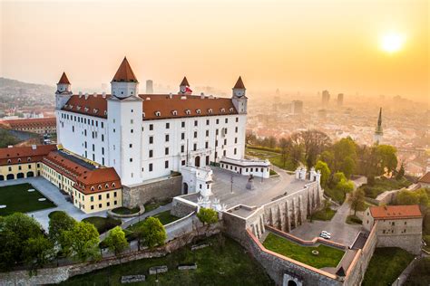 panoramatický záber na Bratislavský hrad a historické centrum mesta