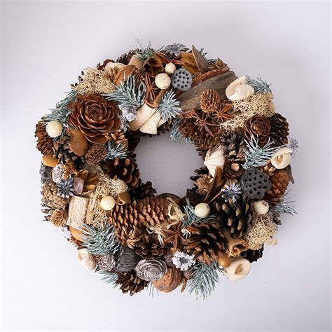 Kroky výroby prírodného venca zo šišiek a ihličia