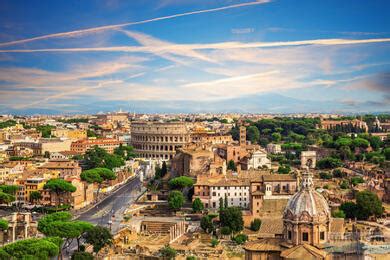 panoramatická fotografia jedného z európskych miest (napr. Rím, Barcelona alebo Tallin) na jar
