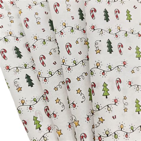 Tematická fotografia vianočného baliaceho papiera s darčekmi