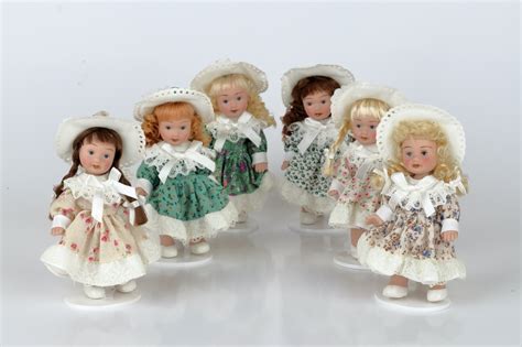 katalógová fotografia rôznych druhov bábik: moderné, porcelánové a retro