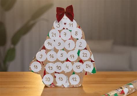 Adventný kalendár v tvare stromčeka z roliek toaletného papiera