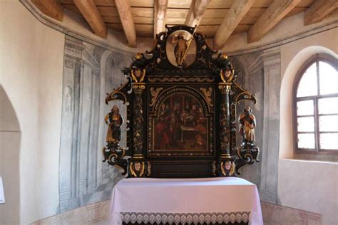 Ilustrácia zobrazujúca historický oltár s kľačiacimi veriacimi a moderný oltár so stojacimi veriacimi, symbolizujúca zmenu postoja pri svätom prijímaní.