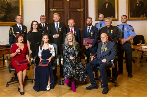 Ilustrácia zobrazujúca dieťa prijímajúce Eucharistiu od kňaza s výrazom radosti a úcty.