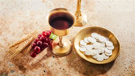 Ilustrácia zobrazujúca rôzne formy prijímania Eucharistie: sviatostné, duchovné a tradičné kľačiace prijímanie.