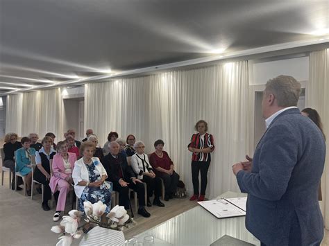 ilustračná fotografia šťastného páru pri civilnom sobáši v obradnej sieni