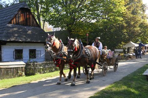 Tematické foto slovenskej dediny s ľudmi v krojoch
