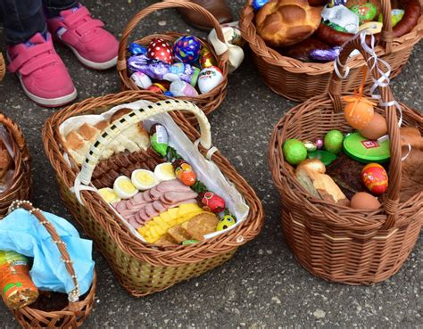 Veľkonočné jedlá a dievčatá v krojoch nesúce košíky do kostola