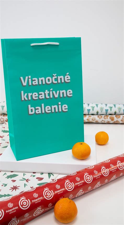 Rôzne vianočné dizajny baliaceho papiera v rolke