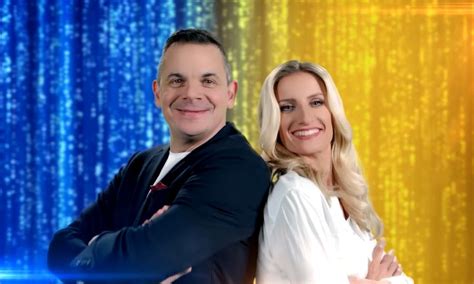 Tematická fotografia: dvaja moderátori a dvaja hostia na pódiu zábavnej show