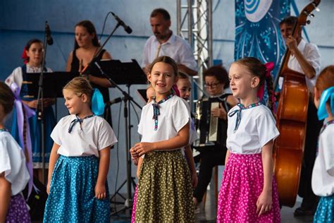 Foto: Deti z folklórneho súboru Prvosienka počas vystúpenia na plese