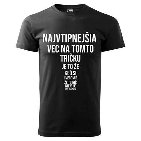 Muž vtipne pózujúci vo vtipnom tričku s potlačou