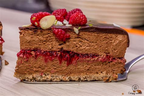 Detailná schéma vrstvenia čokoládovo-orieškovej torty s malinovým stredom