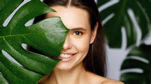 Tematické foto ženy symbolizujúcej tajomnosť, silu a eleganciu mena Melánia, s miernym melancholickým nádychom