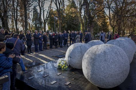 Účastníci spomienkovej slávnosti pri pamätníku