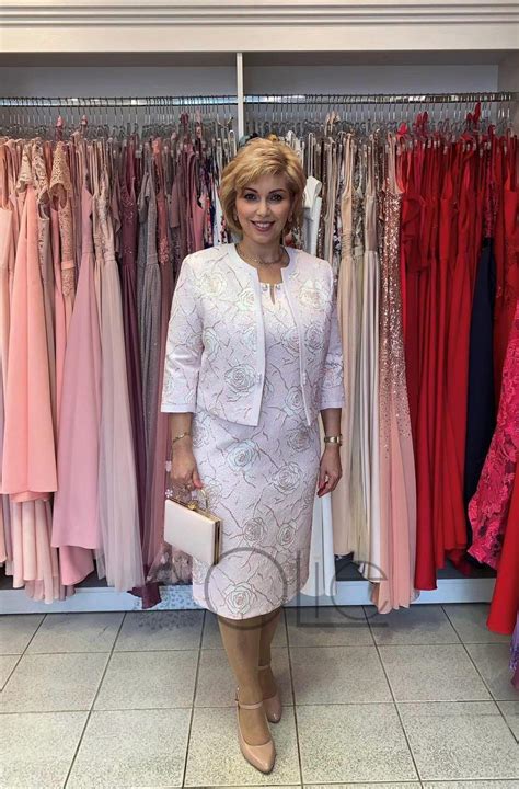 Tematické foto: elegantné dámske šaty a módny butik s novým dizajnom