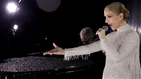 Foto: Céline Dion v svadobných šatách s vlečkou a čelenkou