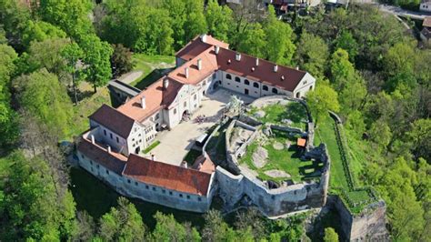 Grafická rekonštrukcia alebo dobová ilustrácia hradu Modrý Kameň