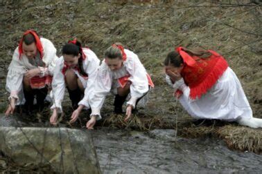 ilustrácia tradičných slovenských zvykov na Zelený štvrtok (napr. umývanie v potoku, rapkáče)