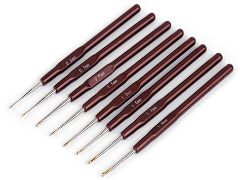 Biela priadza a háčik na háčkovanie