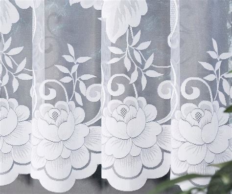 Detailná ilustrácia venčeka s malými kvetmi, pripravená na vyfarbenie