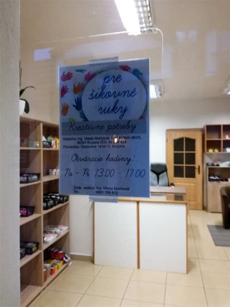 Tematické foto: Ruky tvoriace pohľadnicu, kreatívne nástroje
