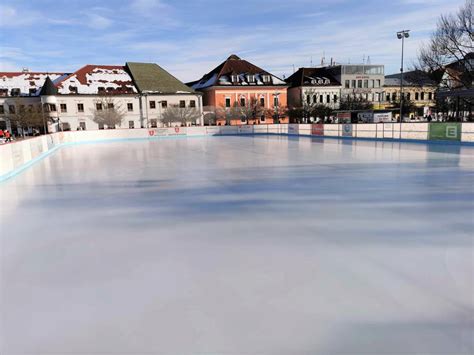 Ľadová plocha a stánky vianočného mestečka