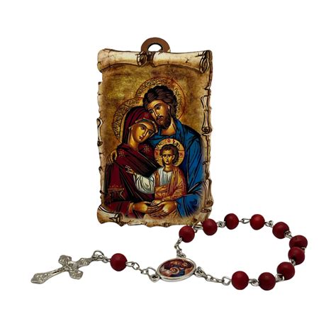 Tematické foto s rôznymi kresťanskými darčekmi, ako sú Biblia, ruženec, krížik, sviečka a ikona.