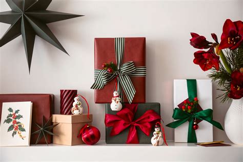 Vianočné darčeky s kresťanskou tematikou pod stromčekom.