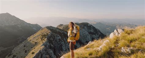 Tematická fotografia turistov s klobúkmi na vrchole hôr