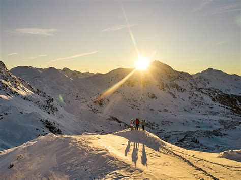 Tematické foto: Skupina turistov na zasneženom hrebeni Volovca s výhľadom na krajinu.