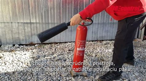 Schéma znázorňujúca správne upevnenie kmeňa stromčeka v stojane so skrutkovacím mechanizmom