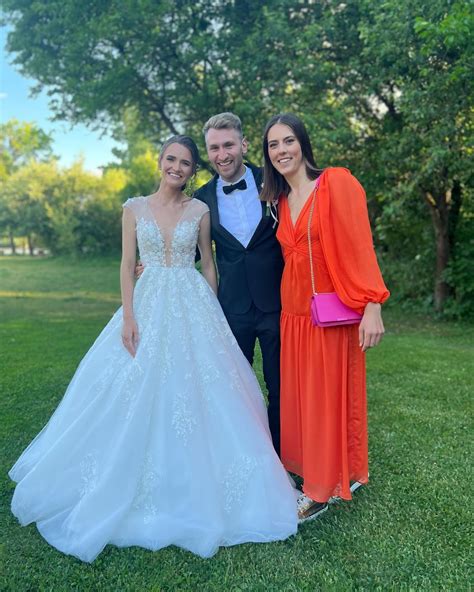 Petra Vlhová na svadbe brata v elegantných šatách