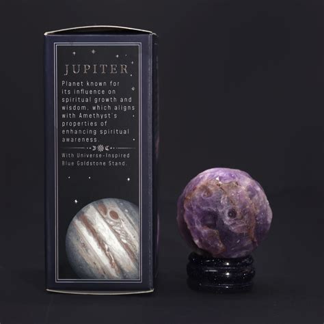 Koláž symbolov spojených s menom Jozef: Jupiter, žihľava, ametyst, hrdlička