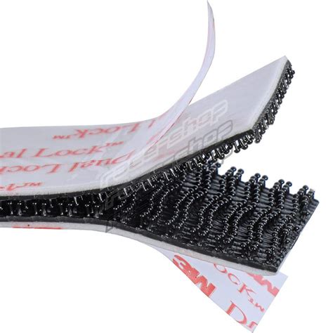 Detailné vyobrazenie pogumovaného polyesterového materiálu strechy a systému uchytenia bočných stien na suchý zips
