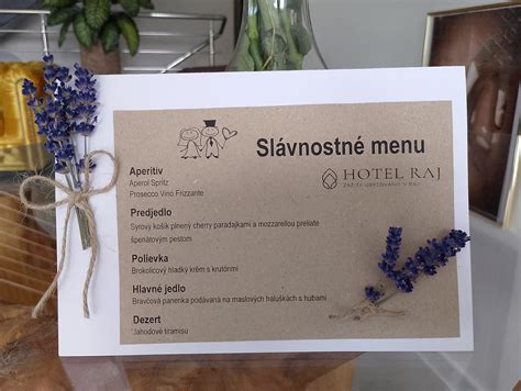 Bohaté slávnostné menu s rôznymi jedlami