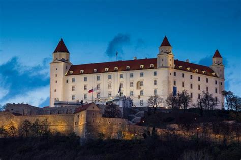 Fotografia Bratislavského hradu s tematickou výzdobou výstavy