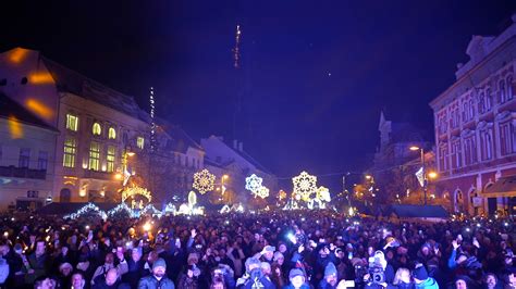 Snímka rušných španielskych ulíc plných oslavujúcich ľudí a svetelných dekorácií počas Silvestra
