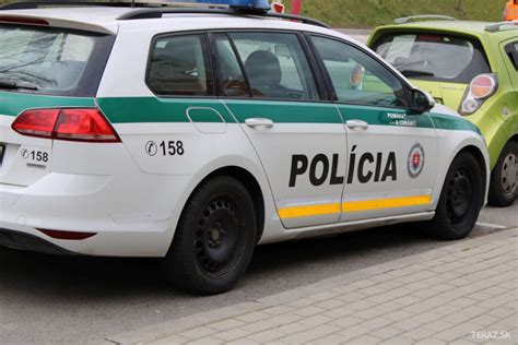 Ilustračné foto: Policajné auto s majákmi. Môže byť schéma zobrazujúca situáciu s prenasledovaním.