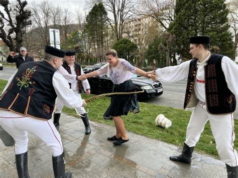 Fotografia: Tradičná slovenská šibačka s korbáčom a kraslicami