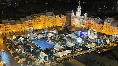 Námestie Přemysla Otakara II. s vianočným klziskom a vyhliadkovým kolesom